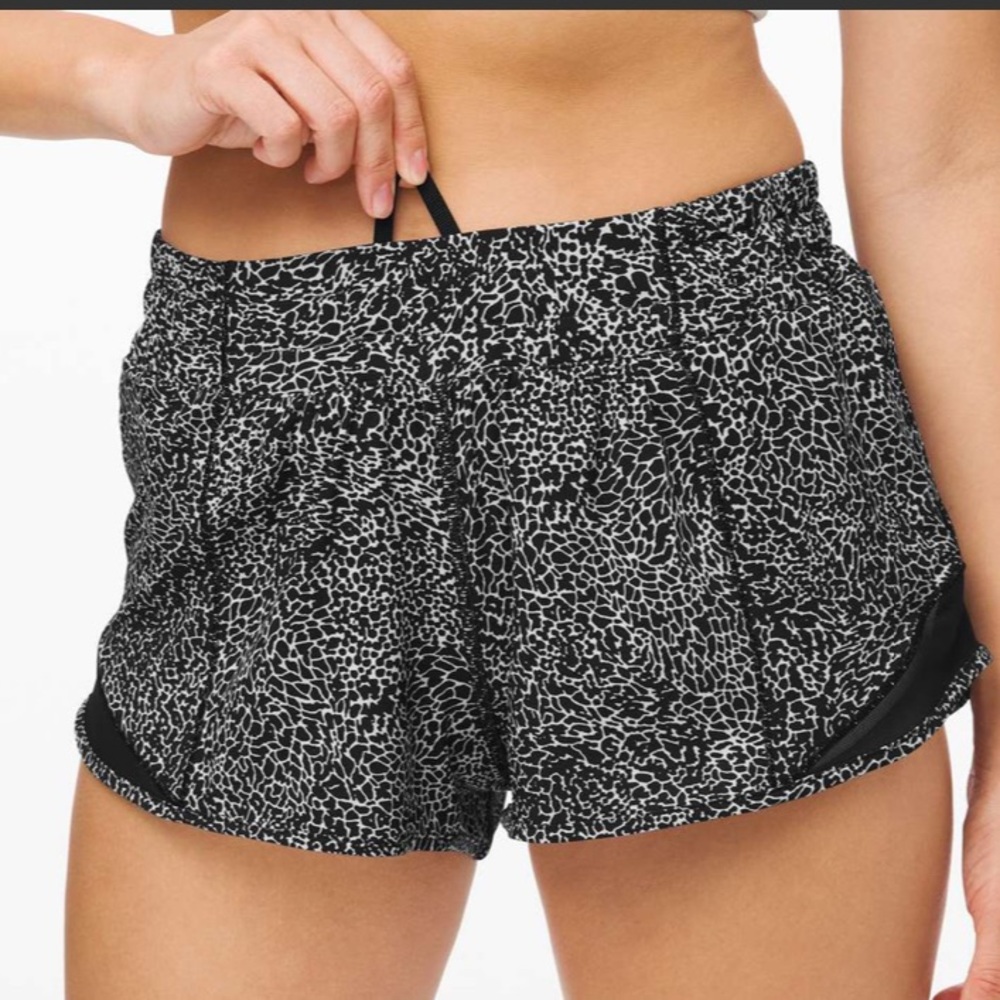 Lululemon Polar Shift Inverse Hotty Hot Shorts 2.5 🖤